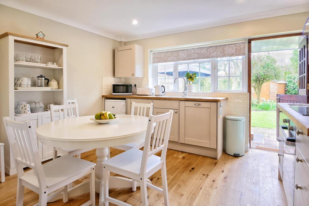 'Bramley Fall Cottage' ' On Site Ev Point - Attached Cottage,3 Separate Bedrooms -1 On Ground Level, Sleeps 6, 2 Bathrooms, Sandy Wittering Beach 8Min Drive, Rural Location, Child Friendly, Small Breed Dog Friendly, Private Parking Chichester Bagian luar foto