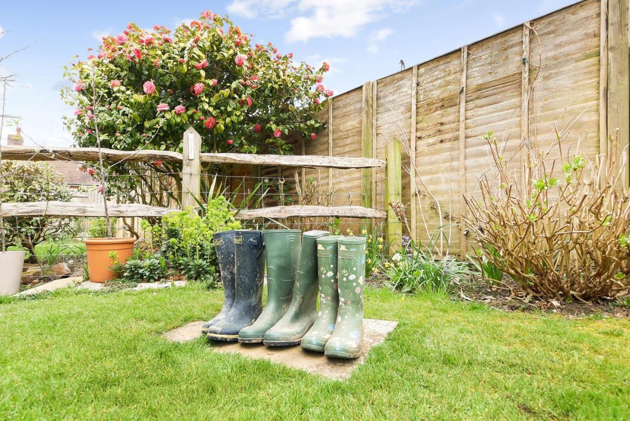'Bramley Fall Cottage' ' On Site Ev Point - Attached Cottage,3 Separate Bedrooms -1 On Ground Level, Sleeps 6, 2 Bathrooms, Sandy Wittering Beach 8Min Drive, Rural Location, Child Friendly, Small Breed Dog Friendly, Private Parking Chichester Bagian luar foto