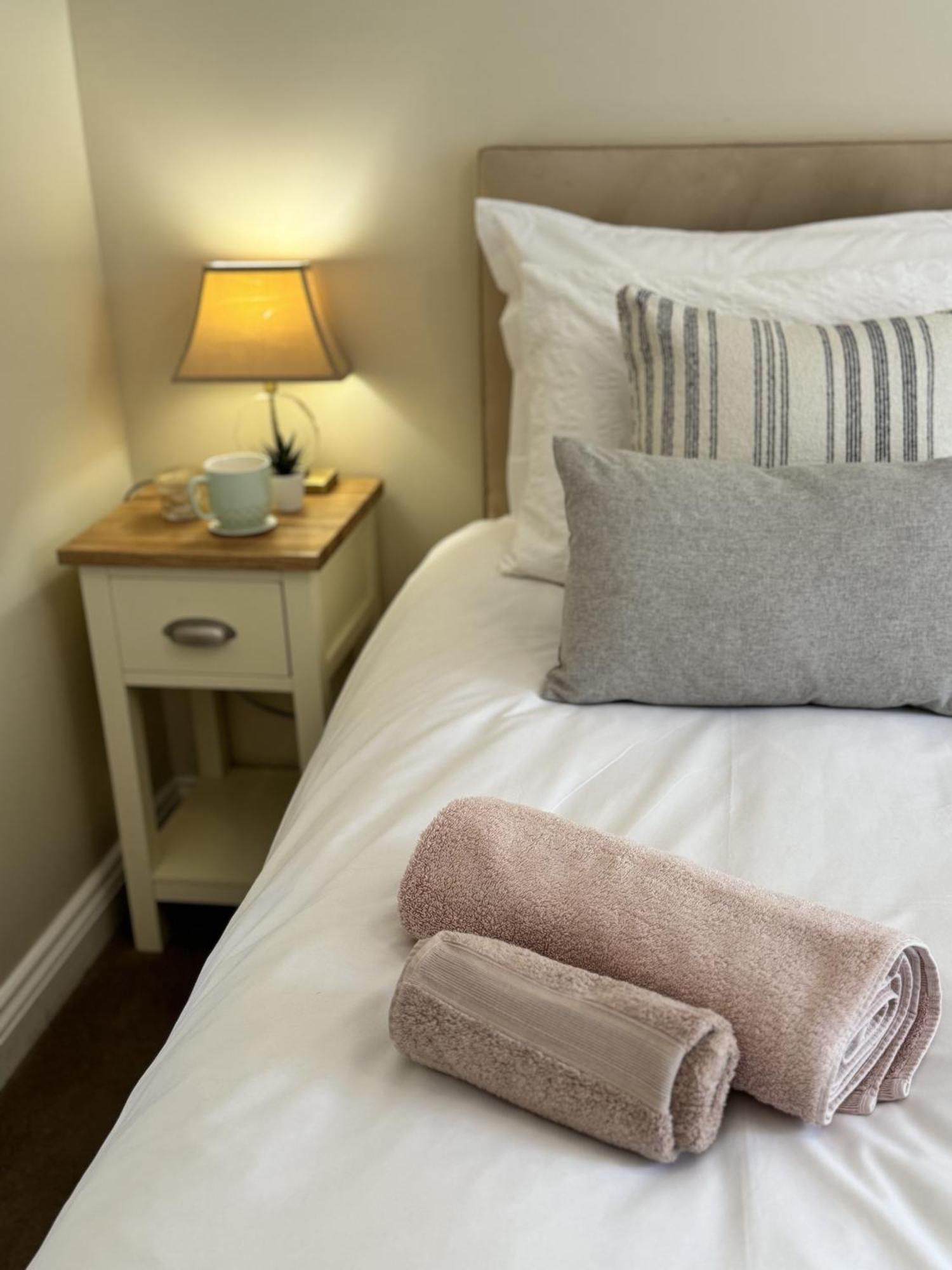 'Bramley Fall Cottage' ' On Site Ev Point - Attached Cottage,3 Separate Bedrooms -1 On Ground Level, Sleeps 6, 2 Bathrooms, Sandy Wittering Beach 8Min Drive, Rural Location, Child Friendly, Small Breed Dog Friendly, Private Parking Chichester Bagian luar foto