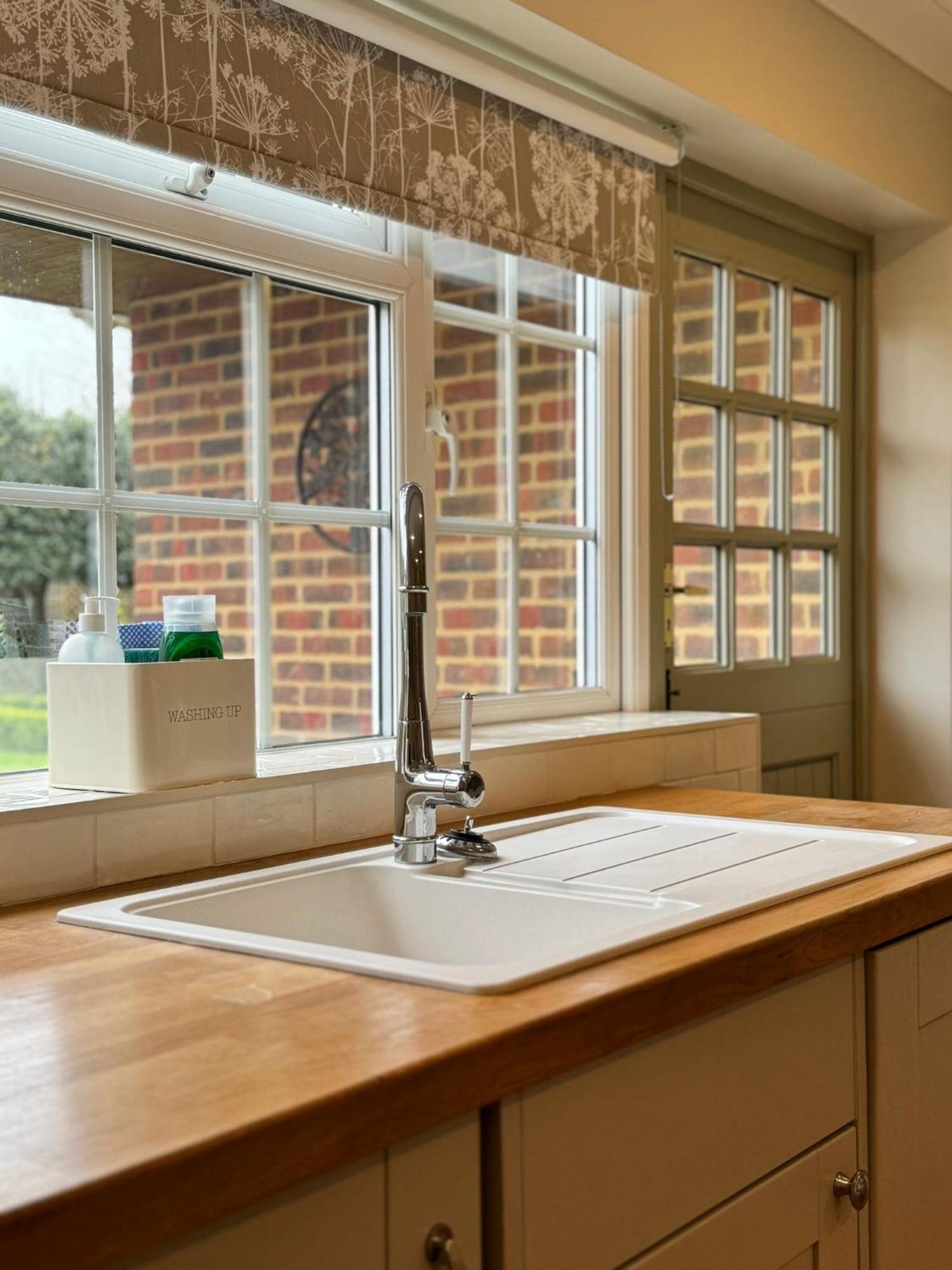 'Bramley Fall Cottage' ' On Site Ev Point - Attached Cottage,3 Separate Bedrooms -1 On Ground Level, Sleeps 6, 2 Bathrooms, Sandy Wittering Beach 8Min Drive, Rural Location, Child Friendly, Small Breed Dog Friendly, Private Parking Chichester Bagian luar foto