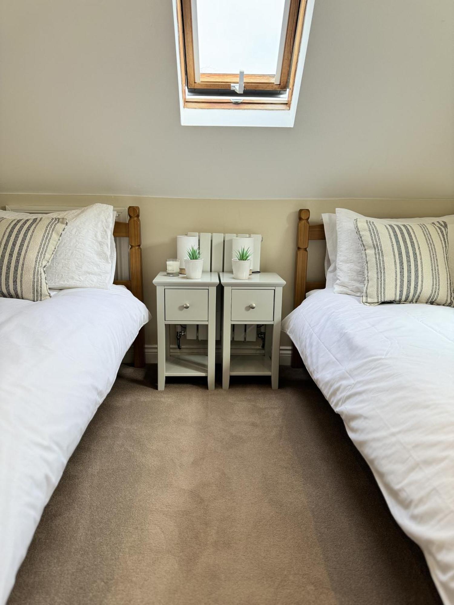 'Bramley Fall Cottage' ' On Site Ev Point - Attached Cottage,3 Separate Bedrooms -1 On Ground Level, Sleeps 6, 2 Bathrooms, Sandy Wittering Beach 8Min Drive, Rural Location, Child Friendly, Small Breed Dog Friendly, Private Parking Chichester Bagian luar foto